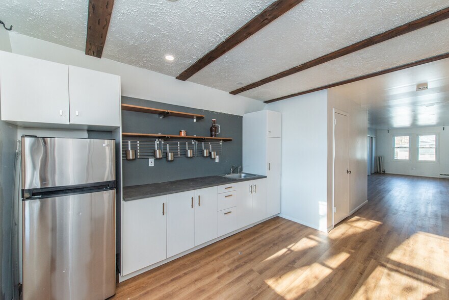 Building Photo - 90 Maple St