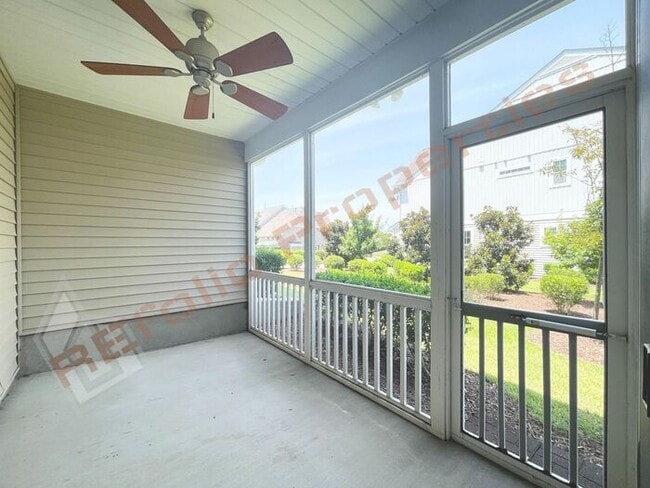 Building Photo - Beautiful 3 Bedroom Townhome with 3rd Floo...