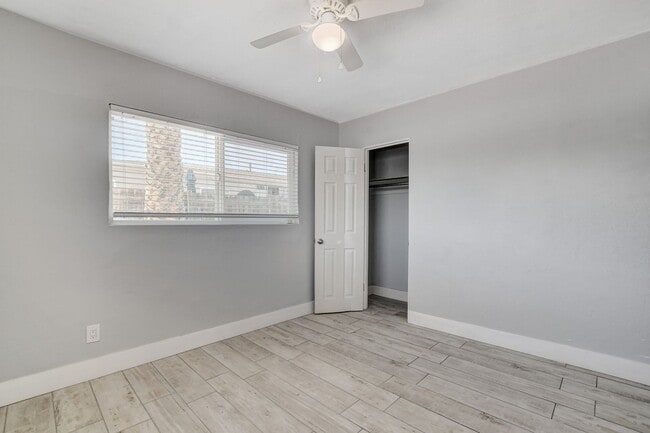 Building Photo - Duplex located in a Central Area of Las Vegas