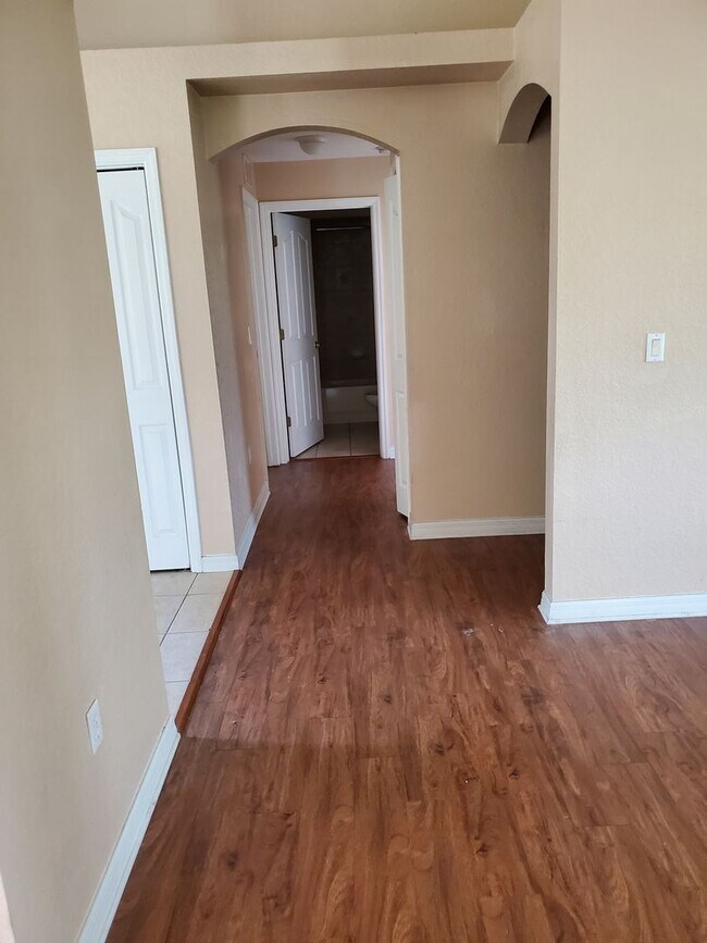 Building Photo - 3 Bedroom Home Close to Everything!