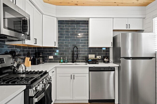 Building Photo - 3002 Brinwood Ave