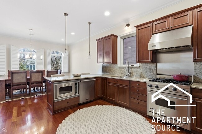 Building Photo - 952 N Racine Ave