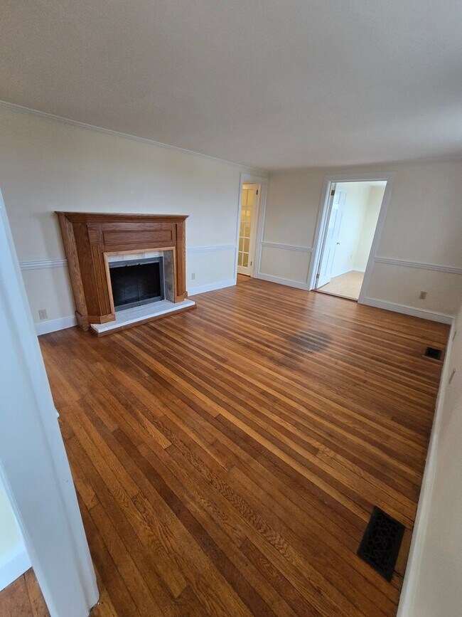 Building Photo - 5 Hillside Ave