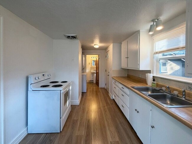 Building Photo - 3511 Willamette St