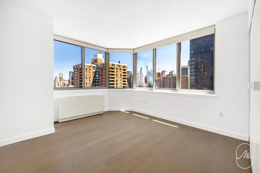 Building Photo - 500 W 42nd St