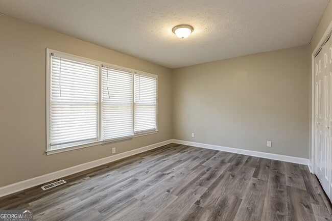 Building Photo - 1398 Lakeview Pkwy