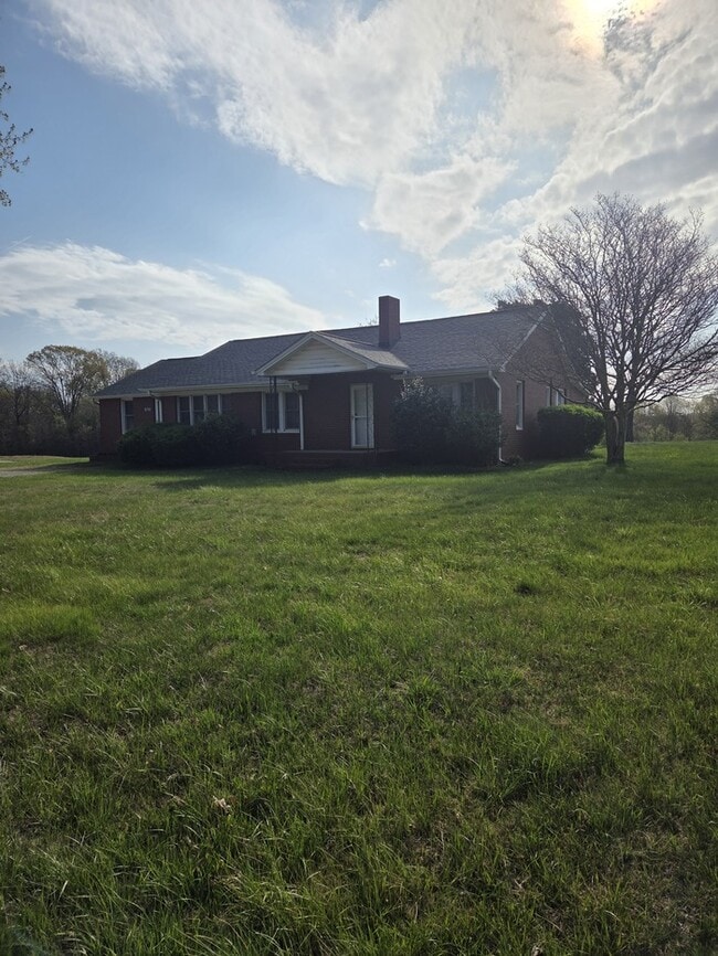 Building Photo - 1913 Ellisboro Rd
