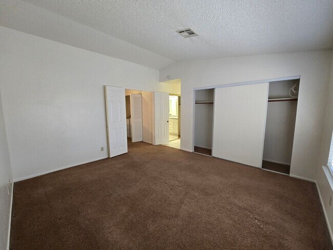 Building Photo - An Amazing Henderson 3 Bedroom Townhome!!