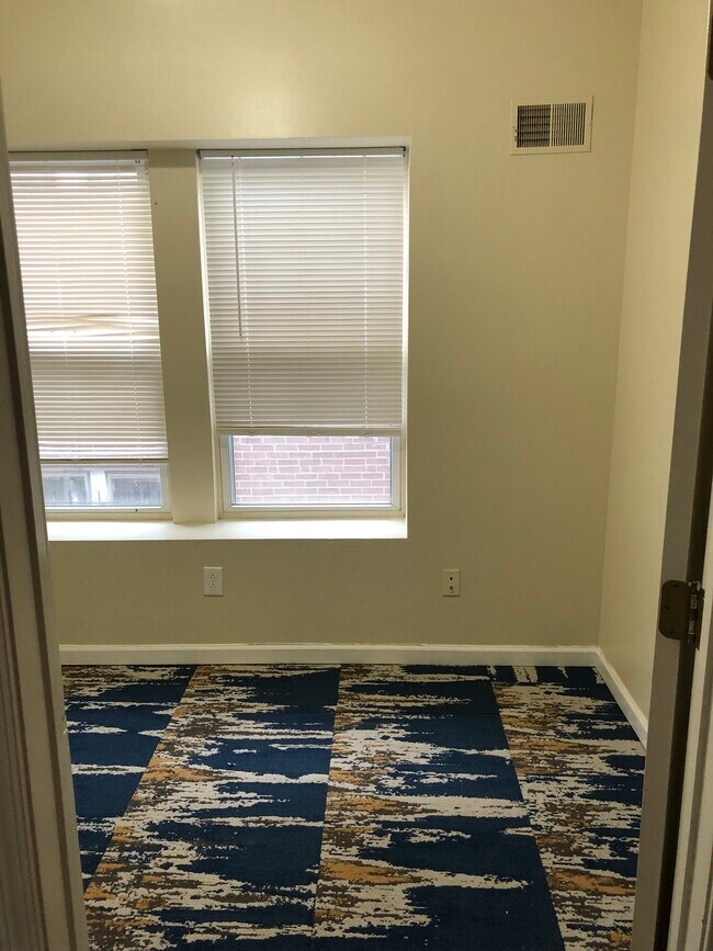 Building Photo - 5962 Oakherst Plz