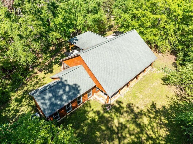 Building Photo - Charming 2 Bed, 2 Bath Custom Ranch on 5 A...