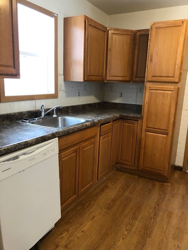 Building Photo - 546 Valley St