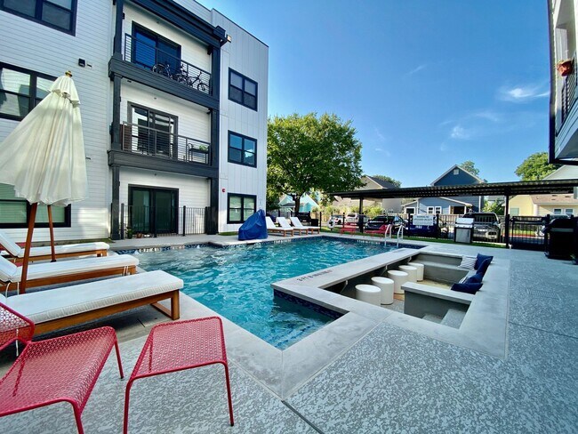 Building Photo - Stylish 3 Bedrooms 2 Bathrooms with Top-Tier Amenities Condo in East Austin!!!