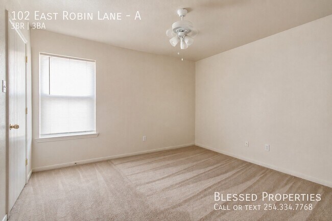 Building Photo - 102 E Robin Ln