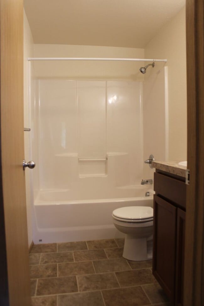 Building Photo - 3 or 4 bedroom, 2 bath updated home in Hillsboro near Intel Jones Farm