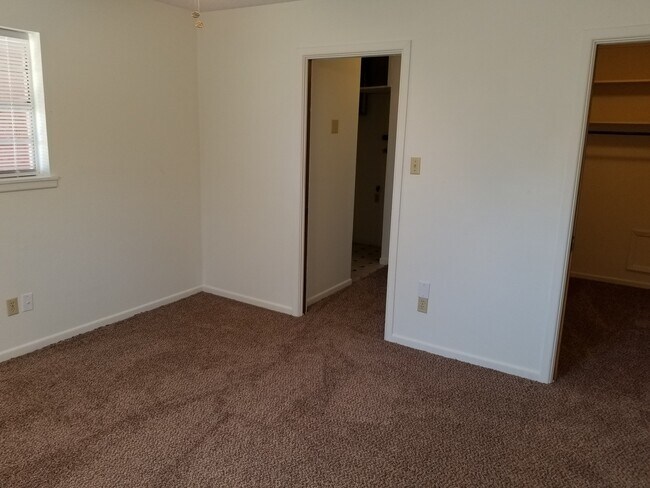 Building Photo - LARGE 1 BEDROOM WITH CARPORT BRICK HOME