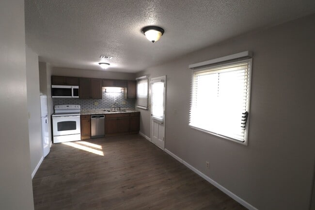 Building Photo - Charming 3 bedroom home on Corner Lot!