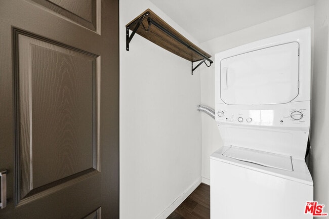 Building Photo - 1915 Apex Ave