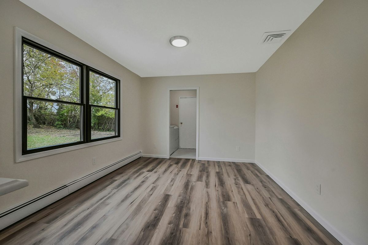 Building Photo - 21 Crater Lake Dr