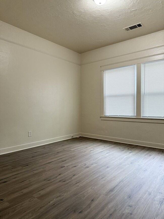 Building Photo - Endearing 3/1 Available!