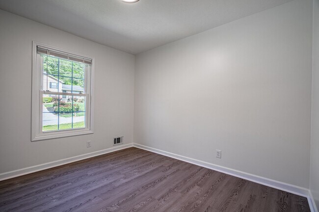 Building Photo - Stunningly renovated 4 bedroom 3 bathroom ...