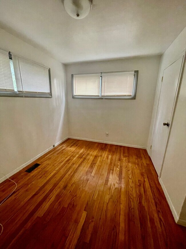 Building Photo - Introducing a charming 3 bedroom, 1 bathroom house located in the heart of Charlotte, NC.