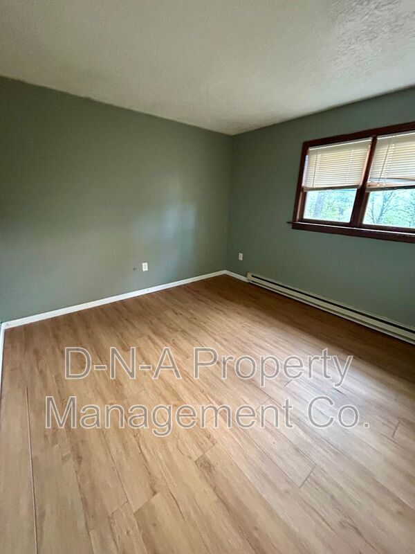 Building Photo - 5081 Pine Ridge Rd N