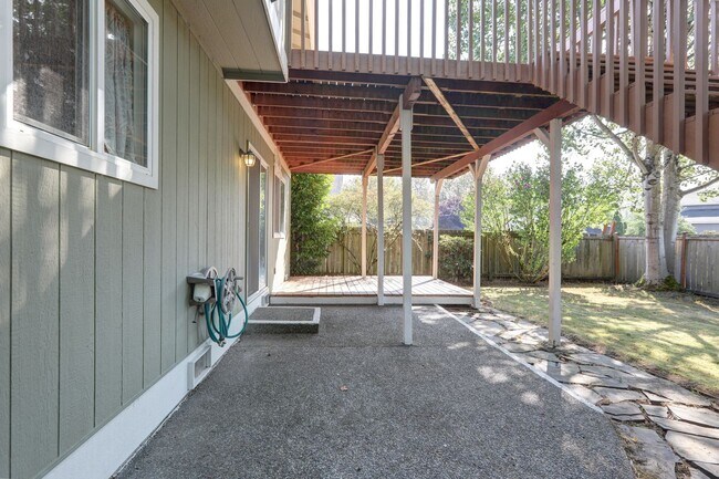 Building Photo - Immaculate, Sunny and Bright 4 Bedroom/2.5...