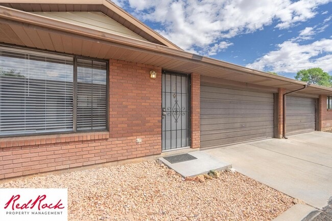 Building Photo - Remodeled 2 Bedroom Townhome. Pet Friendly!