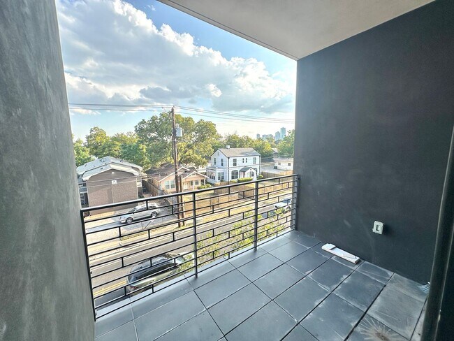 Building Photo - Stunning One bedroom/One bath Condo Locate...