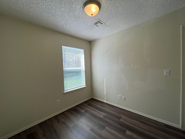 Building Photo - 3 Bedroom duplex!!