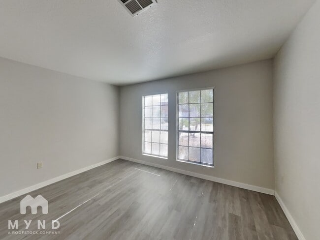 Building Photo - 634 N Quartz St