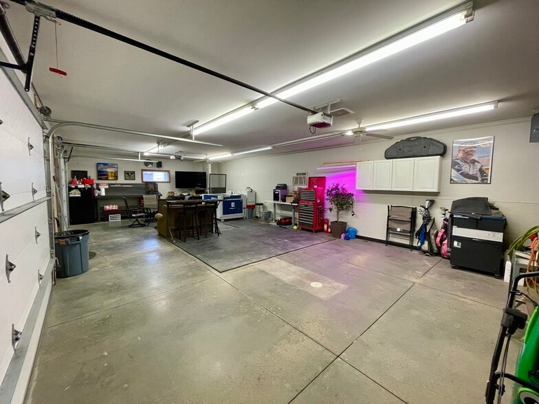 Garage-3 Car - 411 7th St NE