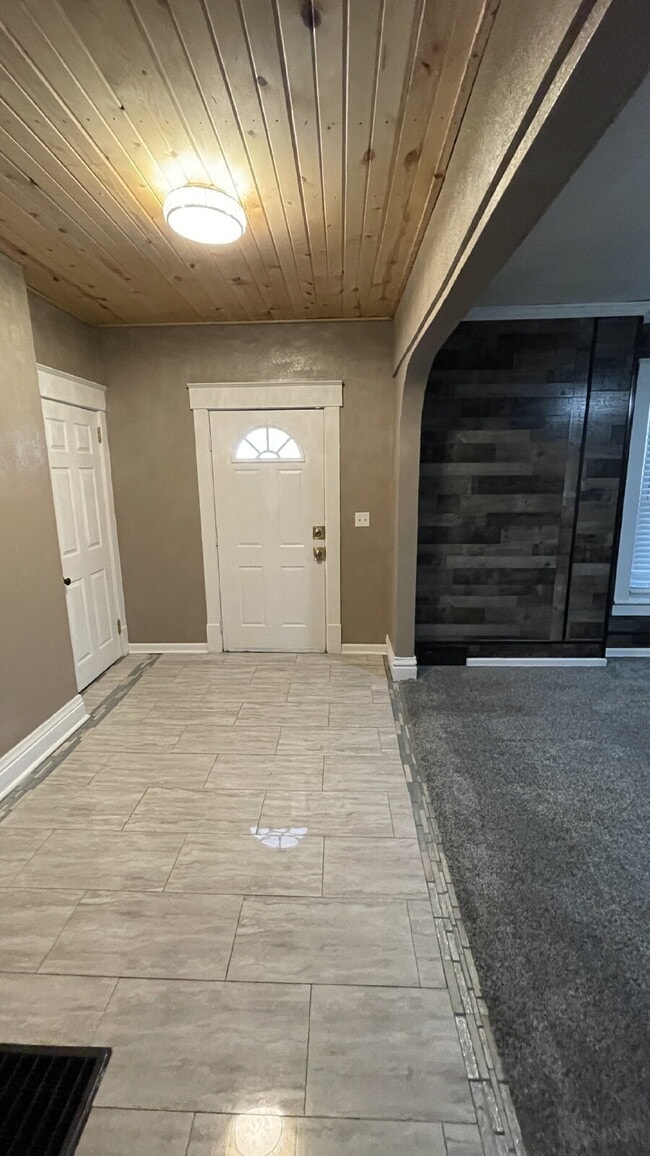 Building Photo - Cozy, Updated 1-Bed Apartment Near Downtown Sharon with In-Unit Laundry!