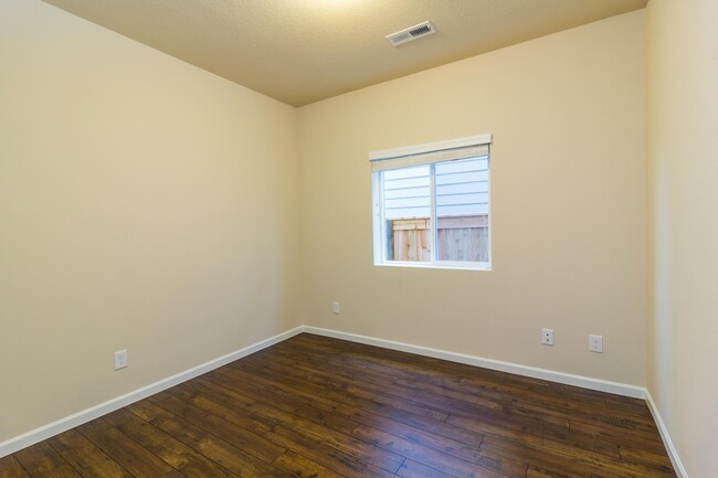 Building Photo - Move In Ready - 5 bedroom 3 Bath Townhome ...