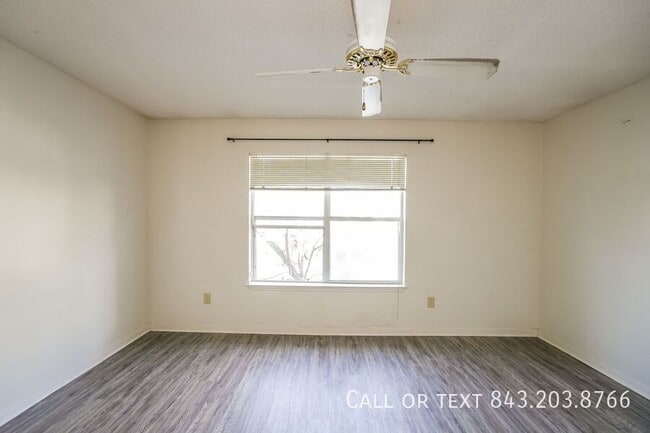 Building Photo - 2011 N Hwy 17