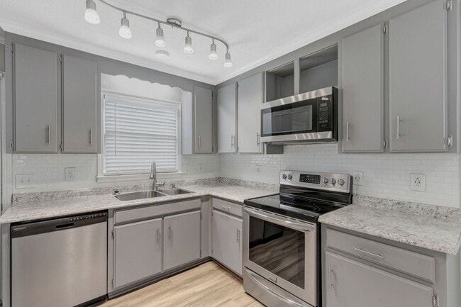 Building Photo - AVAILABLE NOW. 2 Bed 1 Bath Duplex. Locate...