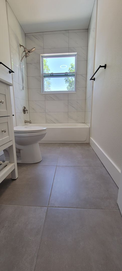 Building Photo - SPACIOUS 3 BEDROOM 2 BATH - ST. PETERSBURG, FL