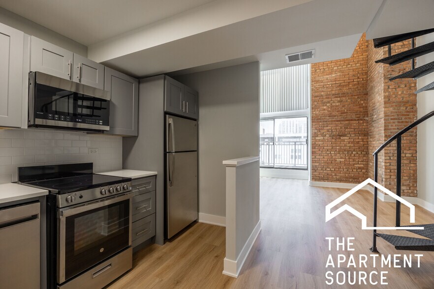 Building Photo - 1223 N La Salle Dr