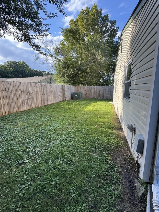 Building Photo - 1417 Goldfinch Ln