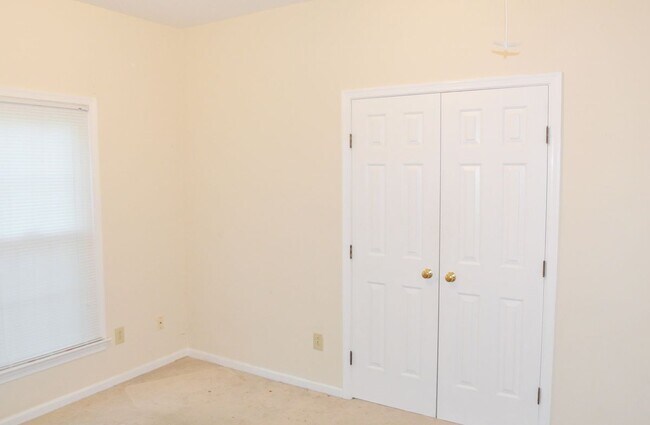 Building Photo - 2036 Hen House Dr