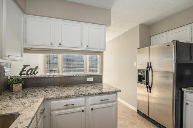 Building Photo - 2815 Parkwood Manor Dr