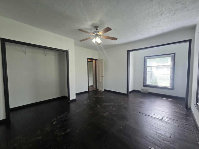 Building Photo - Charming Corner lot for rent!