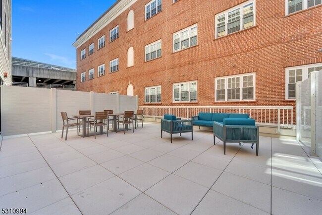 Building Photo - 22 Schuyler Pl