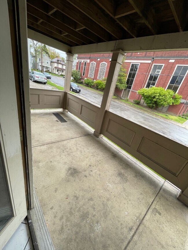 Building Photo - OSU North Campus 5 bedroom 2 bath apartment