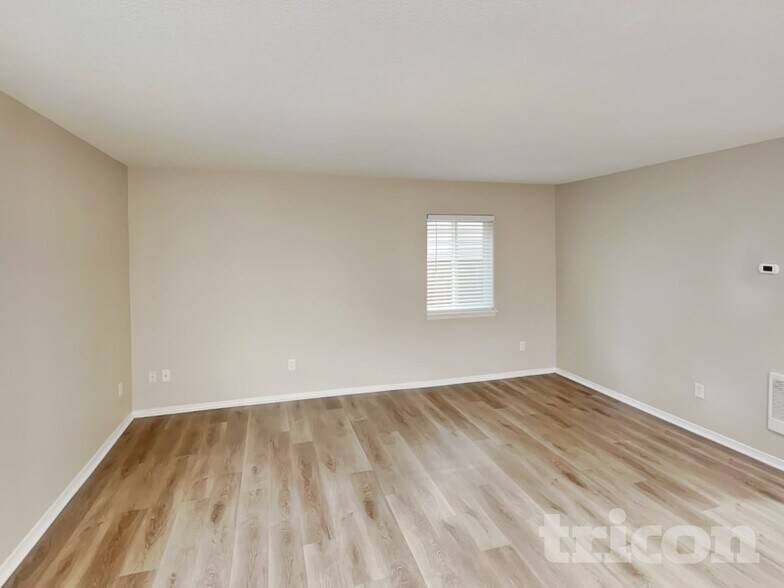 Building Photo - 1811 NE 89th Cir