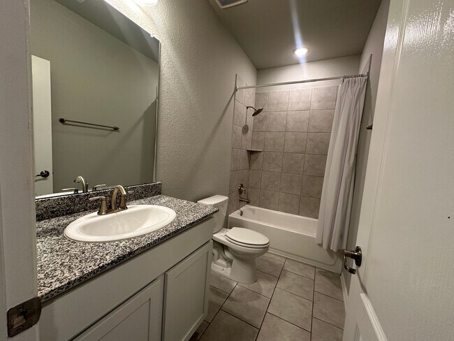 Building Photo - For Lease | 3 Bed, 2 Bath | 1,487 Sq Ft | ...