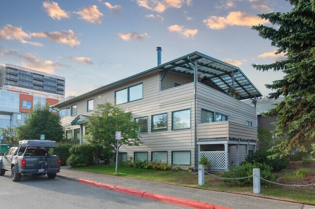 Primary Photo - 1236 W 5th Ave