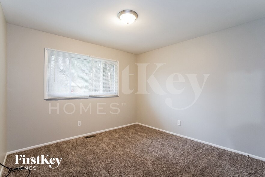 Building Photo - 104 E Oak St