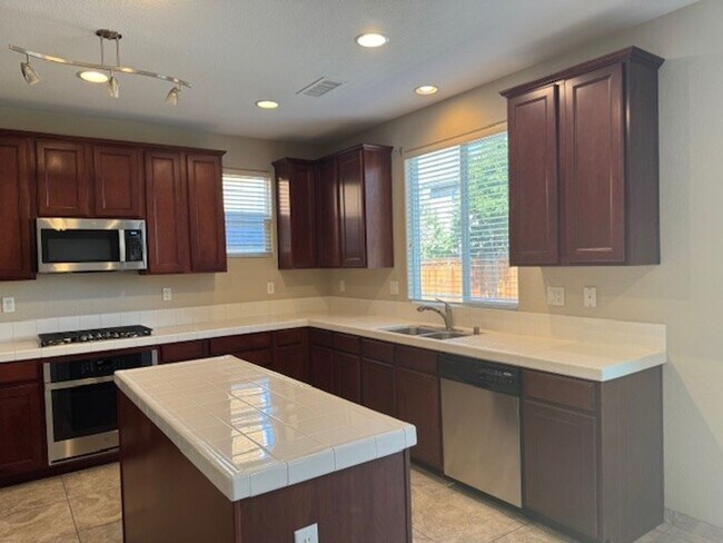 Building Photo - Three Bedroom Damonte Ranch Home