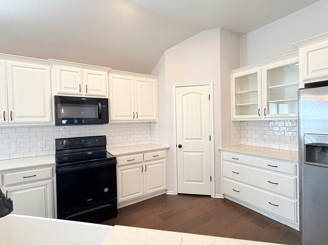 Building Photo - 18600 Luna Dr